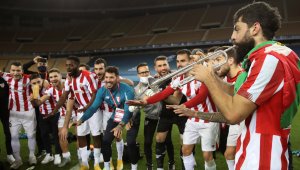 Удареният от Меси обясни за случката с червения картон