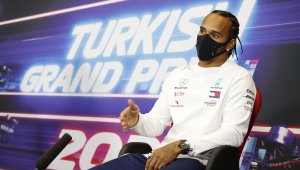 Люис все още не е решил нищо за бъдещето