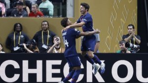 Звезда на ПСЖ и секси актриса разпускат на райско място + СНИМКИ