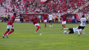 Звезда на ЦСКА купонясва с барабани в заведение + ВИДЕО