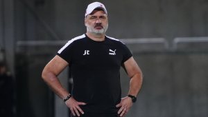 Треньорът на Славия се радва след боя над Лудогорец