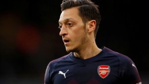 Умора? Йозил не попадна в групата на Арсенал за мача с Айнтрахт
