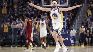 След 941 дни! Клей се завърна със 17 точки и мощна забивка