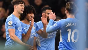 "Лалето" Аке става "чук"? Гуардиола взе решение