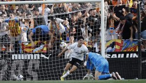 107-минутна драма с меле: Валенсия тресна Реал и предвкусва оцеляването