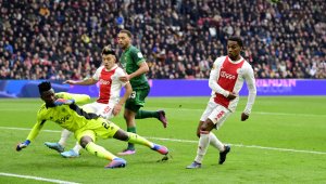 Ман Юнайтед подобри офертата за защитник на Аякс