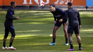 Ван Гаал дърпа ушите на ван Дайк заради Ливърпул