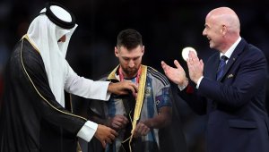Огромна чест! С какво емирът на Катар облече Меси, за да вдигне световната титла