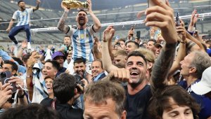 Меси към веселия Агуеро: Спри да пиеш!