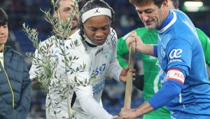 Новият заралия: Роналдиньо облече екип на Берое + ВИДЕО