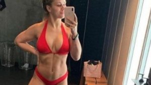 Секс символ в ММА се съблича гола за пенсия + СНИМКИ