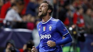 Съпругата на бивш халф на Юве скри зърното си + СНИМКИ