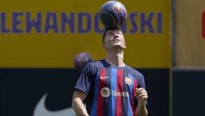 50 000 посрещнаха Левандовски на "Камп Ноу"