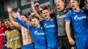 Война в Белград: Фенове на Цървена звезда паркираха танк пред стадиона