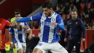 Испански нападател залюби риалити звезда, обарвана от ас на Астън Вила + СНИМКИ