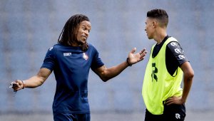 Едгар Давидс дебютира с червен картон начело на Олянензе