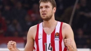 Олимпиакос громи, Везенков пак над всички