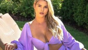 Тя носи късмет на Ливърпул: Кинси отлита в Космоса + СНИМКИ