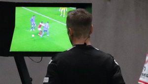 Рефер изригна: Във футбола е пълно с гейове. Признайте си като мен