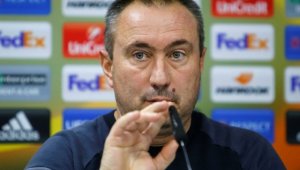 Мъри Стоилов се оправда за погромното 0:3 от Йънг Бойс