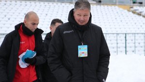Любо Пенев скочи на съдиите
