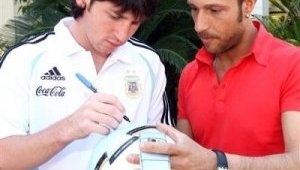 Лео Меси дава автограф върху банкнота от 10 евро