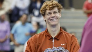 Рапър сравни Синер с Хитлер, после срича и се извинява като ученик