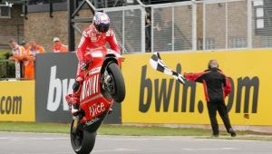 Втора убедителна победа за Кейси Стонър