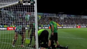 Защитник на Спортинг спаси живота на съотборник + ВИДЕО