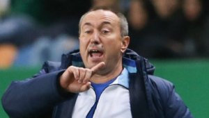 Червен картон спря тима на Мъри Стоилов срещу Галатасарай