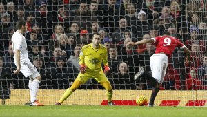 Марсиал и Рууни спасиха главата на Ван Гаал