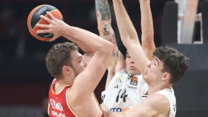 Секси гъркиня се хвърли на Везенков в Мадрид + СНИМКИ