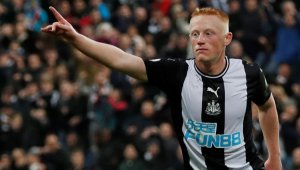 Нюкасъл дава нов договор на сензацията Мати Лонгстаф