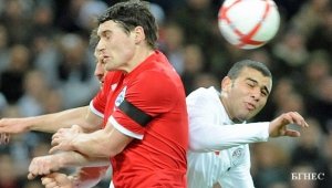 Гарет Бари на линия за мача с Алжир