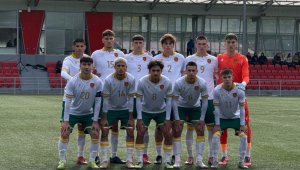 Рибарски дебютира със загуба начело на България