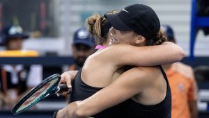 В първи мач след трагедията: Сабаленка надви приятелката си Бадоса в Маями