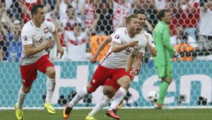 Полша удари Украйна и ще играе с Швейцария на 1/8-финал + ВИДЕО