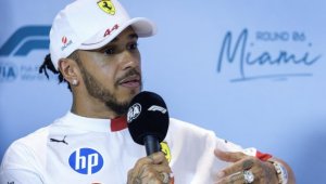 Хамилтън се забавлява с руски модел + СНИМКИ