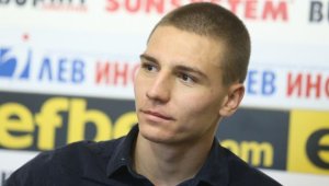 Антов се докосна до дясната ръка на Берлускони + СНИМКА