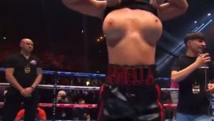 Боксьорка си размаха циците на ринга след трудна победа + ВИДЕО