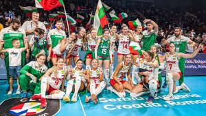 Стоичков надъха родните волейболистки преди мача с Швеция 