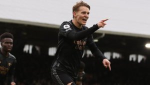 Капитанът на Арсенал се ожени за секси блондинка + СНИМКИ