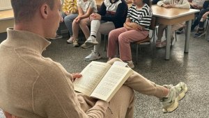 Капитанът на Лудогорец чете на малчугани + СНИМКИ