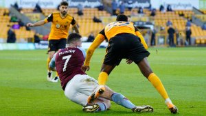 Астън Вила удари Вълцитге с дузпа в края