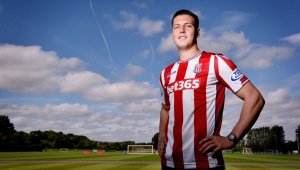 Стоук взе защитник от Тотнъм