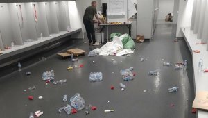 Десподов подсмърча и се оправдава за кочината в съблекалнята