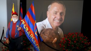 Над 44 хиляди души почетоха паметта на Кройф