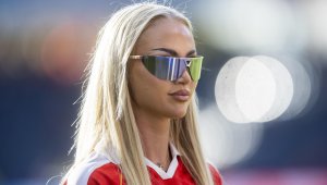 Секси Алиша лъсна топлес + СНИМКИ