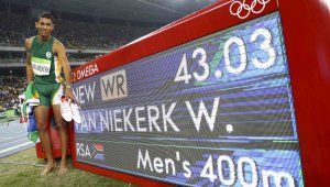 Южноафриканец строши световния рекорд на 400 метра по пътя към златото