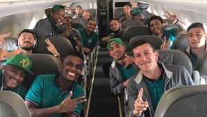 В Чапекоензе на тръни! Самолетът им аварира в Порто Алегре